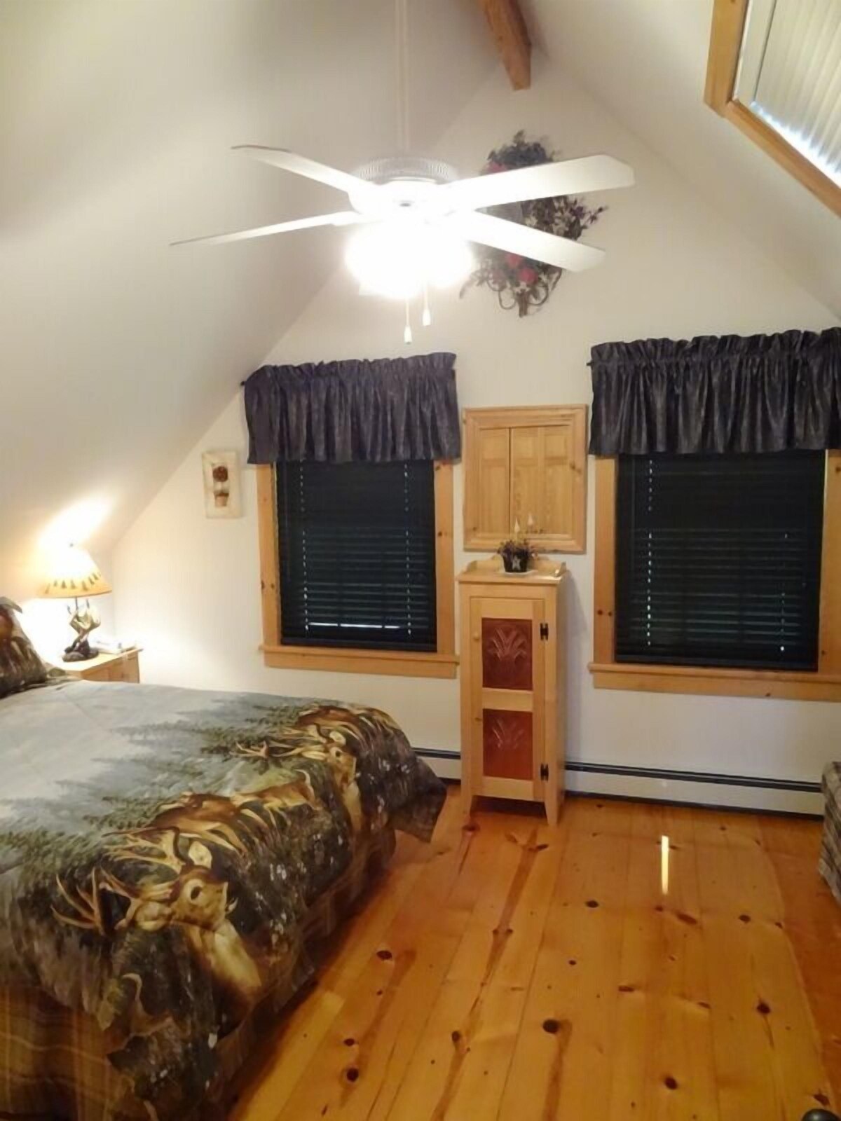 Beautifully decorated & immaculate log chalet on 3 acres, winter views.