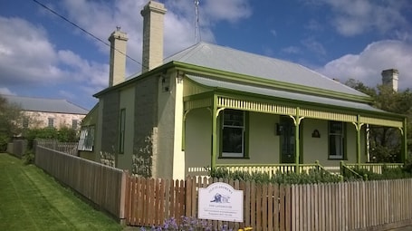 Built c1910, The Gatehouse was the much loved home of an old Port Fairy family.
