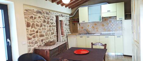 the great studio (20 sqm) with kitchen, three windows and 2 beds-sofa