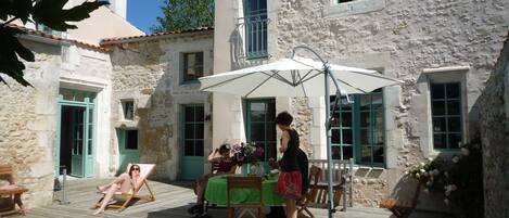 Terrasse et vue d'ensemble des 3 maisons