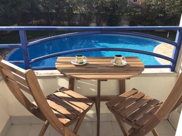 Terrasse avec vue sur lapiscine