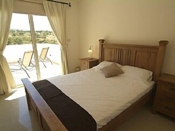 Master bedromm with King size bed