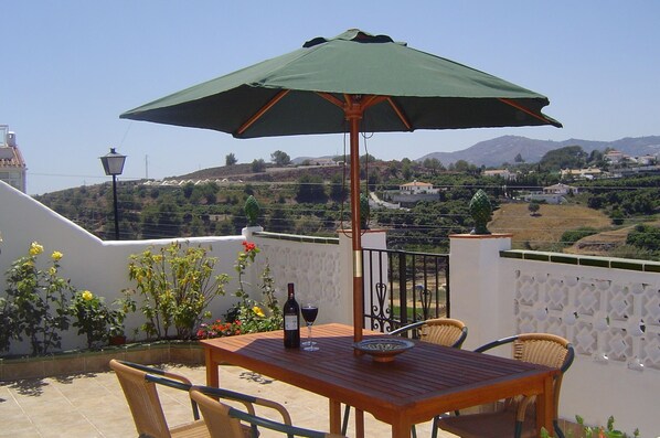 Entire House just for you! Pets welcome. Fab views and still walkable to centre