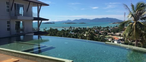 Vue Panoramic avec une Piscine et Terrace et
Panoramic Studio, Terrace, Piscine.