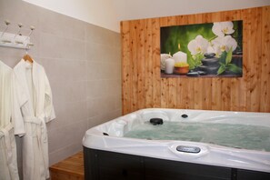 Spa avec accès direct du gîte.