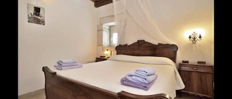 Bedroom with matrimonial bed