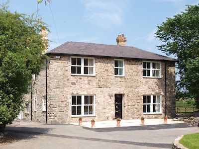 6 bedrooms,6 bathrooms, spacious former rectory, ideal for family holidays 