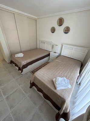 Twin bedroom with pull out additional single bed