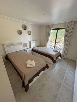 Twin bedroom with pull out additional single bed