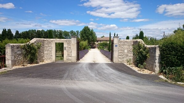 Voici l'entrée du Mas !