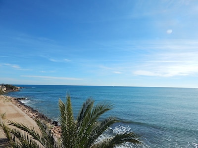 Close to bars and restaurants, 10 minute walk to the sea 