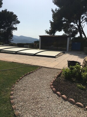 La piscine est sécurisée par un abri coulissant.  Une alarme est installée