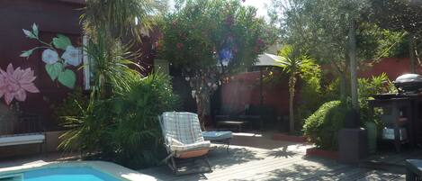 Extérieur , piscine , salon de jardin , terrasse .