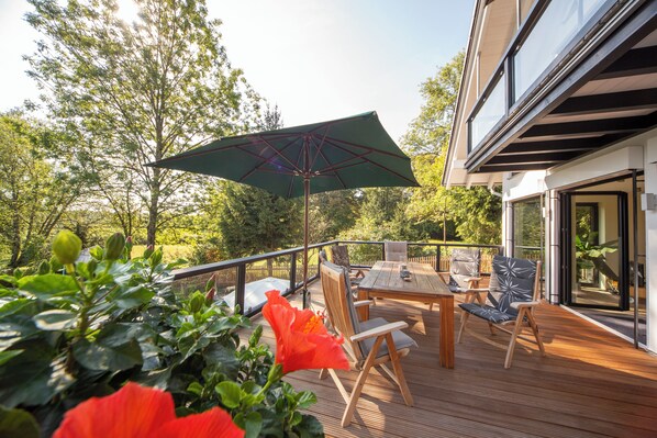 Terasse mit Garten und Seeblick