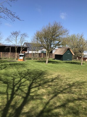 Garten mit Gartenhütte