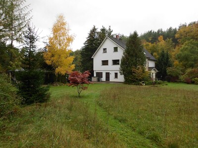 Casa en el centro del lago a través de Tiefensee