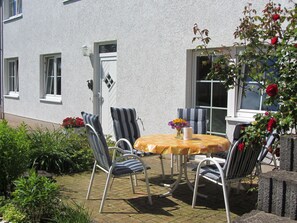 Die gemütliche Terrasse mit Eingangstüre