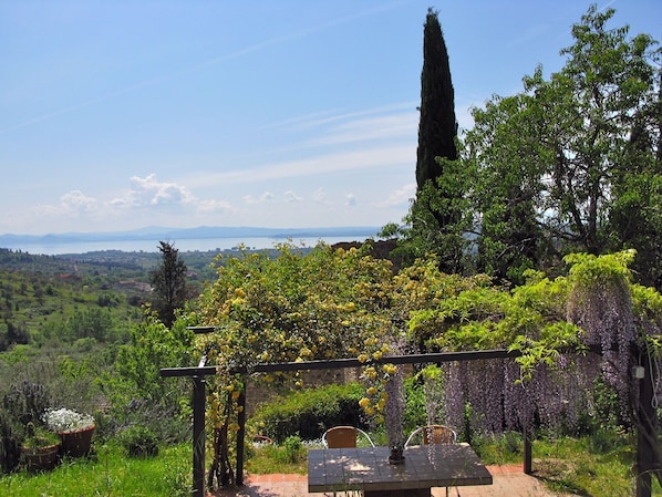 A Cappuccino or Campari unter the Pergola and then a swim to the lake