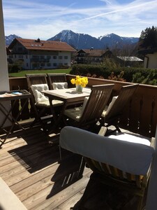 sunny dream apartment with south-facing balcony + Wallberg view 4 min to center + lake promenade
