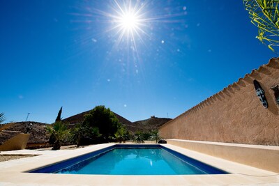 Finca, casa de vacaciones, piscina privada y vistas al mar, a 13 minutos del mar.