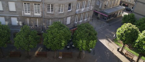 vue du salon sur la place du marché aux légumes