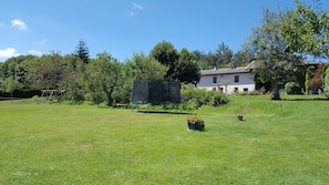 parc de  3000 m2 avec portique , trampoline de 4m30 , filet badminton, ping pong
