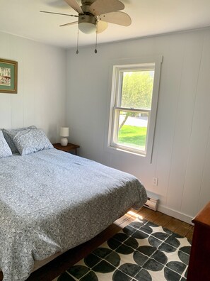 Bedroom 1 - queen