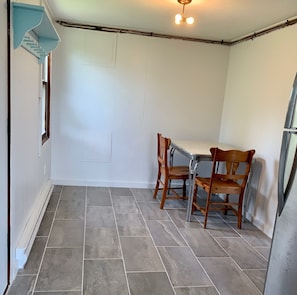 Kitchen seating area, very clean and new