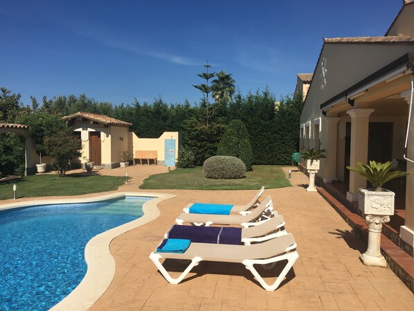 Grands espaces extérieur  avec belle piscine , jardins paysager, Espace détente 