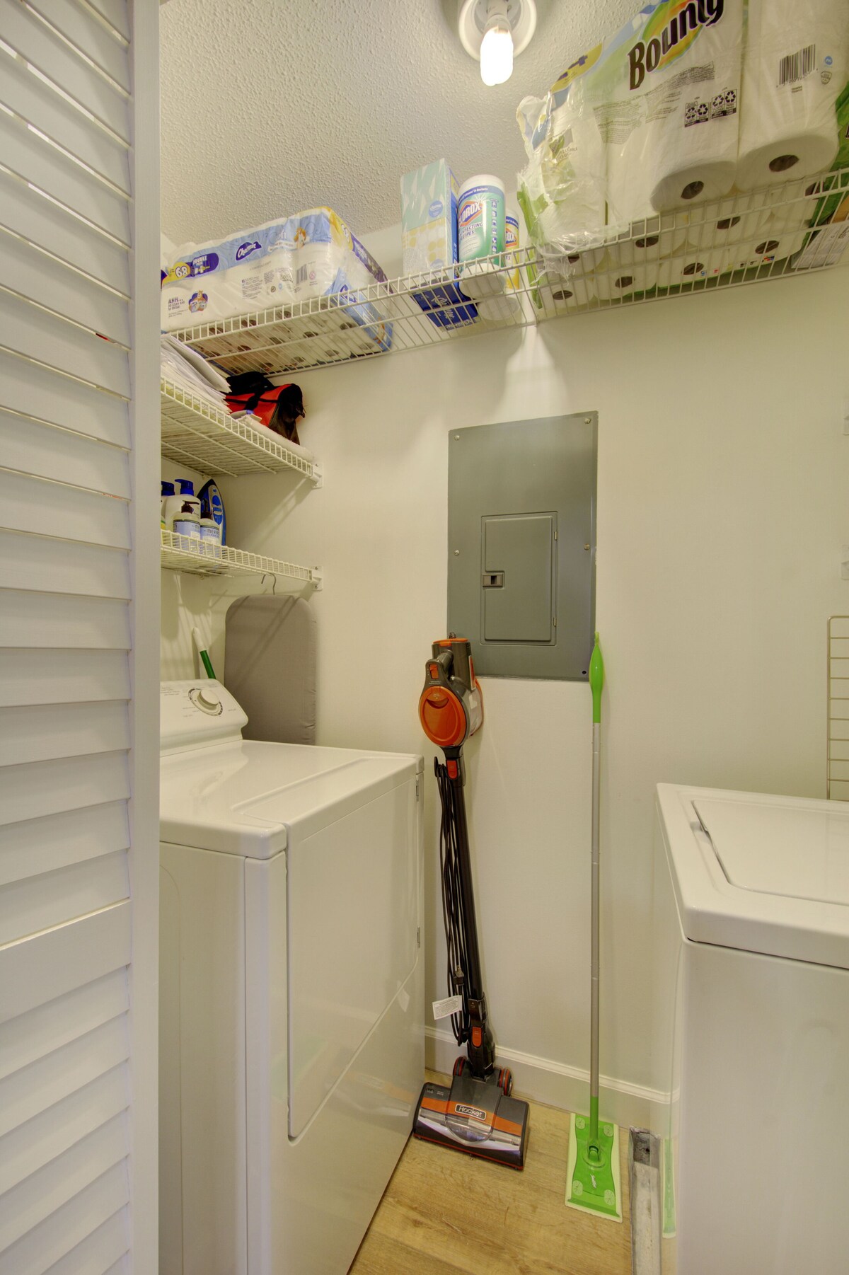 0.7 Miles to the Beach. Beautifully furnished. Fully Updated!
