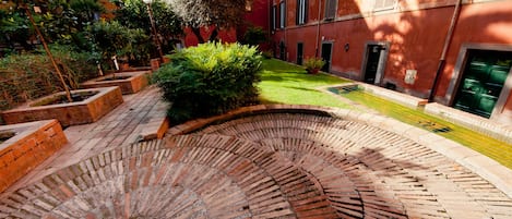 courtyard  garden