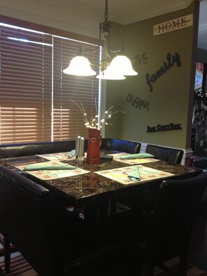 Breakfast Table, Seats 7 people