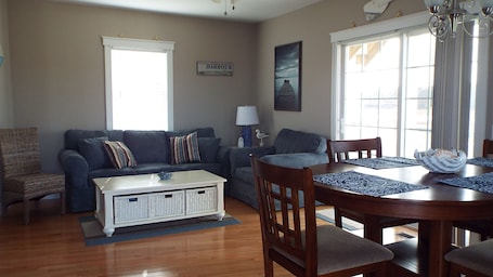 Living Room/Dining