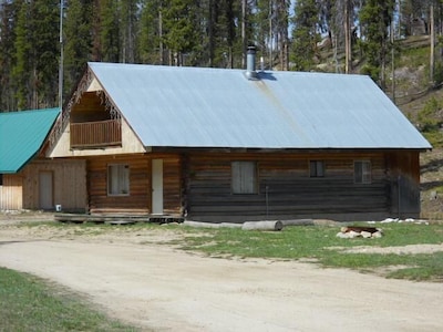 Dixie, Idaho - Log Cabin Vacation Get Away