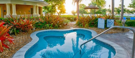 Garden hot tub