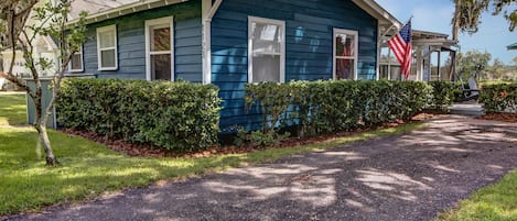 Driveway in front of cottage
