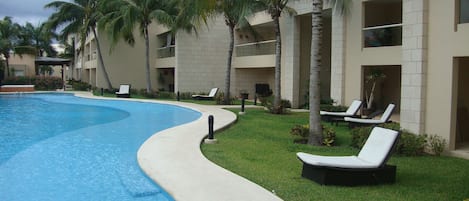 Pool, spa and comfortable seating
