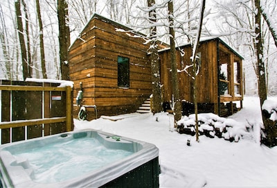 Hip cabin with hot tub, fire pit, creek, nearby hiking, Uber downtown.