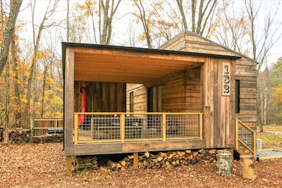 Hip cabin with hot tub, fire pit, creek, nearby hiking, Uber downtown.