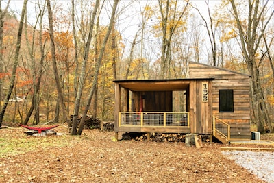 Hip cabin with hot tub, fire pit, creek, nearby hiking, Uber downtown.