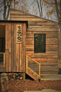 Hip cabin with hot tub, fire pit, creek, nearby hiking, Uber downtown.