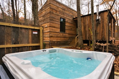 Hip cabin with hot tub, fire pit, creek, nearby hiking, Uber downtown.