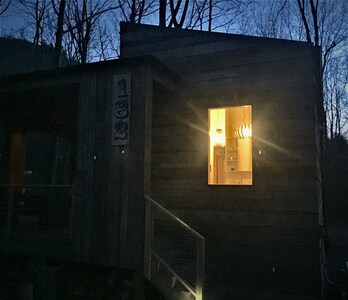 Hip cabin with hot tub, fire pit, creek, nearby hiking, Uber downtown.