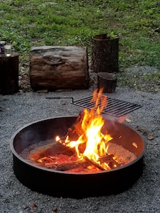 Hip cabin with hot tub, fire pit, creek, nearby hiking, Uber downtown.