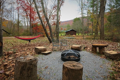 Hip cabin with hot tub, fire pit, creek, nearby hiking, Uber downtown.