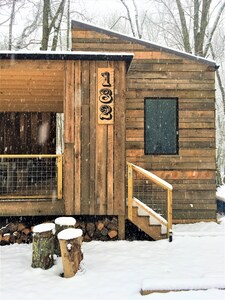 Hip cabin with hot tub, fire pit, creek, nearby hiking, Uber downtown.