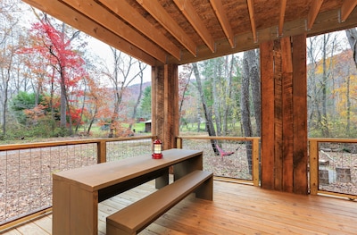 Hip cabin with hot tub, fire pit, creek, nearby hiking, Uber downtown.