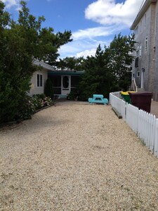 A COZY BEACH COTTAGE - NEW LOWER RATE FOR LAST WEEK OF AUGUST