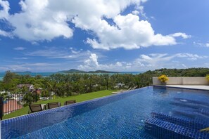 Infinity edge swimming pool and stunning seaviews