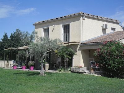 New villa with pool near St Remy